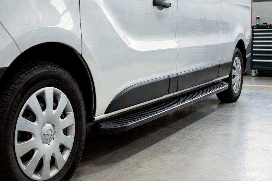 Opel Vivaro 2015-2019 Progi Boczné Tayga Black (2 szt., Aluminium) Image