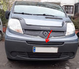 Renault Trafic 2001–2015 Zimowa środkowa osłona grilla (nad tablicą rejestracyjną) 2001-2007, Matowy zdjęcia 1