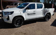 Toyota Hilux 2015- Progi Boczné Allmond Black (2 szt., Aluminium) zdjęcia 3