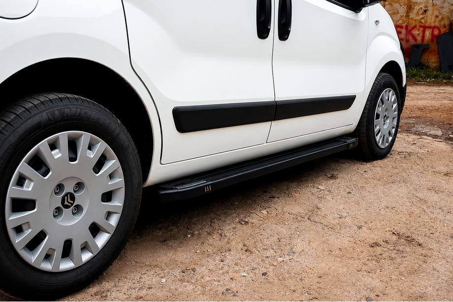 Fiat Fiorino/Qubo 2008-2024 Progi Boczné Rainbow Black (2 szt, Profil Aluminiowy) Image