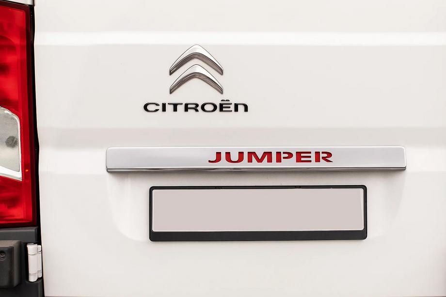 Citroen Jumper 2007-2025 Listwa chromowana nad tablicą rejestracyjną z czerwonym LED (stal nierdzewna) Image