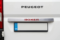 Peugeot Boxer 2006-2025 Listwa chromowana nad tablicą rejestracyjną z czerwonym LED (stal nierdzewna) zdjęcia 1