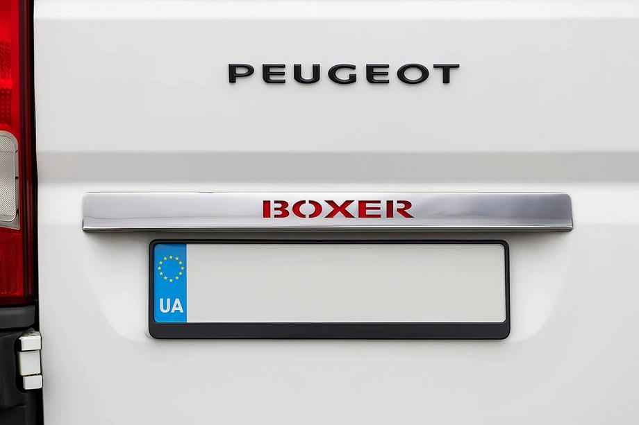 Peugeot Boxer 2006-2025 Listwa chromowana nad tablicą rejestracyjną z czerwonym LED (stal nierdzewna) Image