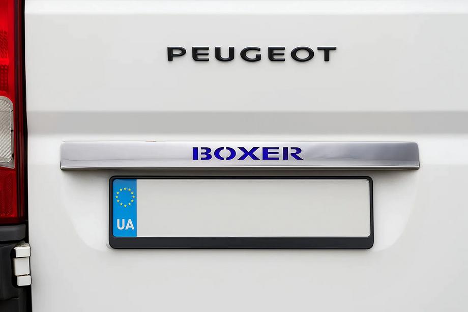 Peugeot Boxer 2006-2025 Listwa chromowana nad tablicą rejestracyjną z niebieskim LED (stal nierdzewna) Image