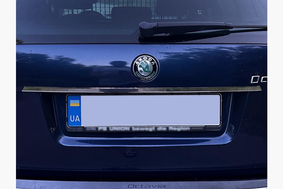 Skoda Octavia II A5 2010-2013 Listwa chromowana nad tablicą rejestracyjną Carmos (stal nierdzewna) Image