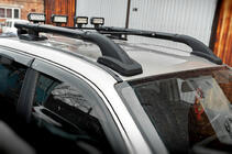 Volkswagen Amarok 2010-2022 Relingi dachowe Black Shark (z belkami poprzecznymi) zdjęcia 2