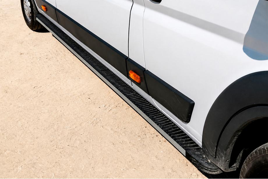 Fiat Ducato 2006-2025 Progi Boczné Maya (2 szt., Aluminium) Średni Rozstaw Osi Image