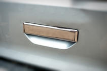 Volkswagen T6 2015-2024 Nakładka na tylną klamkę (stal nierdzewna) Carmos - Turecka Stal Nierdzewna zdjęcia 1