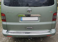 Volkswagen T5 Multivan 2003–2010 Listwa klapy tylnej nad tablica rejestracyjna (stal nierdzewna) zdjęcia 5