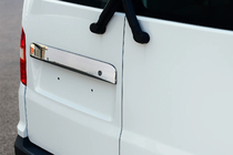 Volkswagen T5 Multivan 2003–2010 Listwa ze stali nierdzewnej nad tablicą rejestracyjną do tylnych drzwi skrzydłowych zdjęcia 1