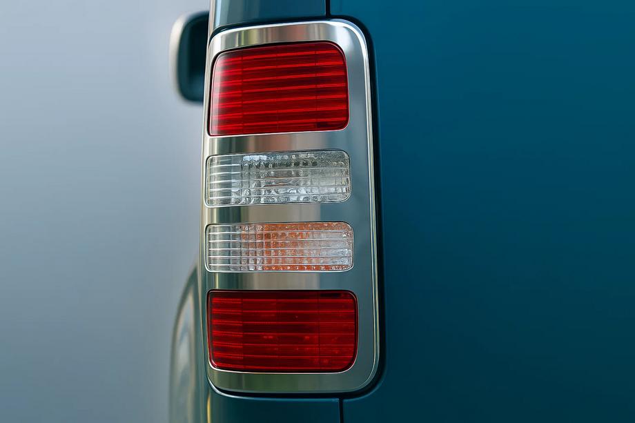 Volkswagen Caddy 2004-2010 Nakładki na Lampy Tylne V1 (2 szt., Stal Nierdzewna) Image