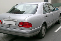 Mercedes E-class W210 1995-2002 Listwa klapy bagażnika nad tablicą rejestracyjną (Sedan) zdjęcia 1