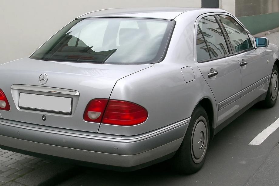 Mercedes E-class W210 1995-2002 Listwa klapy bagażnika nad tablicą rejestracyjną (Sedan) Image