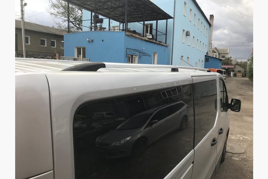 Opel Vivaro 2015-2019 Relingi Dachowe Chromowane Długie, plastikowe stopki Zdjęcia 6