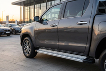 Toyota Hilux 2015- Progi Boczne Maya V2 (2 szt., Aluminium) zdjęcia 1