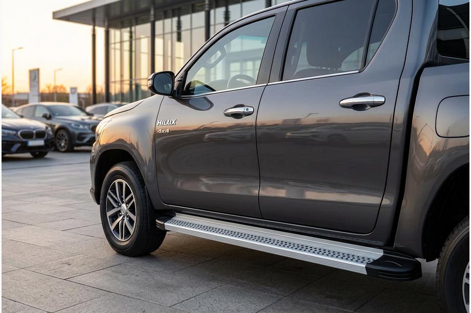 Toyota Hilux 2015- Progi Boczne Maya V2 (2 szt., Aluminium) Image