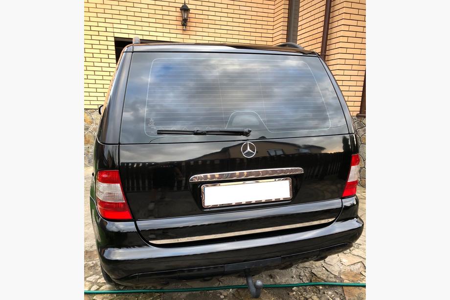 Mercedes ML W163 1997-2005 Listwa chromowana nad tablicą rejestracyjną (stal nierdzewna) Image