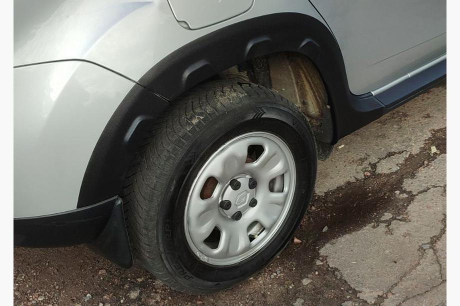 Dacia Duster 2008-2018 Poszerzenia nadkoli z rantami (8 szt, plastikowe) Zdjęcia 10