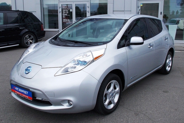 Firma AIS zaczyna import na Ukrainę samochodów elektrycznych Nissan Leaf z USA