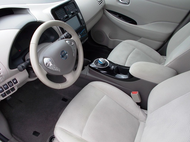 Firma AIS zaczyna import na Ukrainę samochodów elektrycznych Nissan Leaf z USA