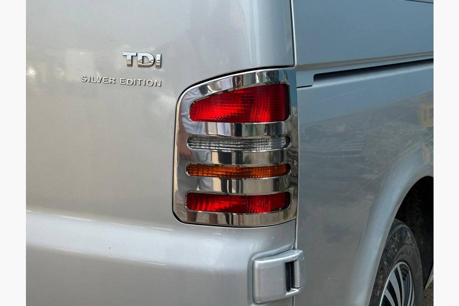 Volkswagen T5 Caravelle 2004-2010 Chromowane Nakładki na Tylne Lampy (Carmos, 2 szt, Stal Nierdzewna) 2 Drzwi, OmsaLine - Włoska Stal Nierdzewna Zdjęcia 3