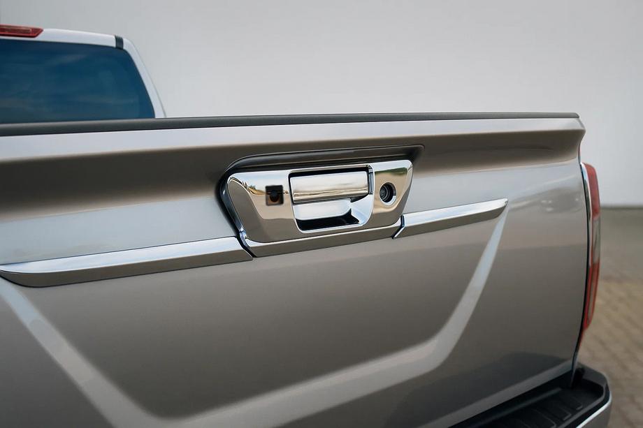 Nissan Navara/NP300 2016- Nakładka na tylną klamkę (pod kamerę, stal nierdzewna) Image