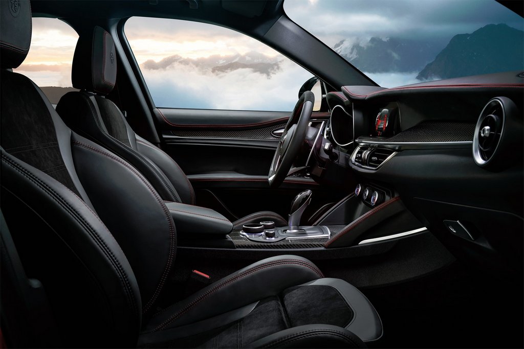 Pierwszy przegląd zwrotnicy Alfa Romeo Stelvio