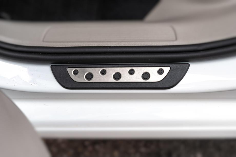 Volkswagen Golf 7/E-Golf 2012-2020 Nakładki progowe Flexill Dotline (4 szt, stal nierdzewna) Zdjęcia 4