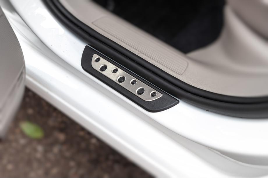 Volkswagen Golf 7/E-Golf 2012-2020 Nakładki progowe Flexill Dotline (4 szt, stal nierdzewna) Zdjęcia 3
