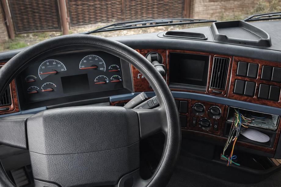 Volvo FH 1993-2012 Nakładki na deskę rozdzielczą 2002-2008 (drewnopodobne) Image