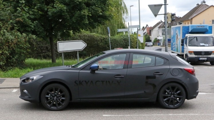 Mazda wyda nową trójkę z innowacyjnym silnikiem