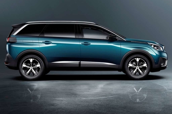 Francuski styl w zwrotnicy Peugeot 5008 2017 roku Zdjęcie 3