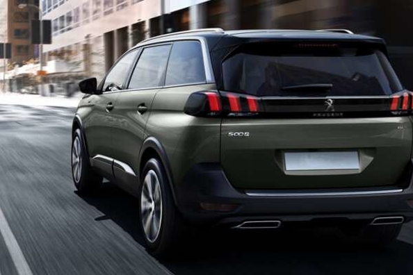 Francuski styl w zwrotnicy Peugeot 5008 2017 roku Zdjęcie 2