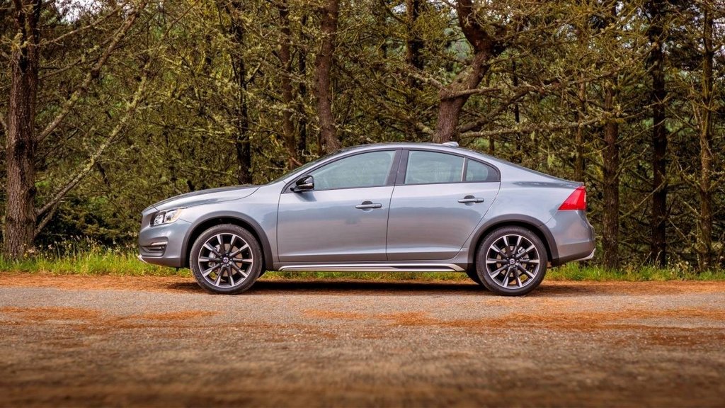 Szwedzki sedan Volvo S60 Cross Country terenowe