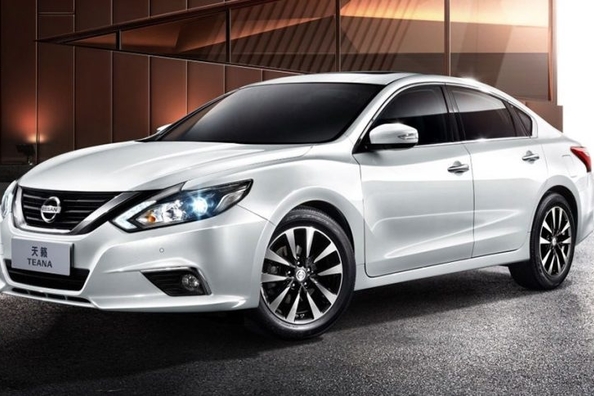Przegląd sedan Nissan Teana