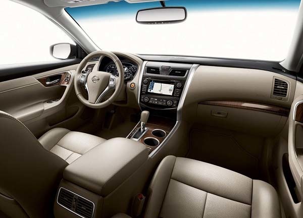 Przegląd sedan Nissan Teana