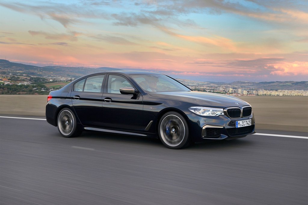 Sedan BMW M550i XDrive 2018 roku modelowego