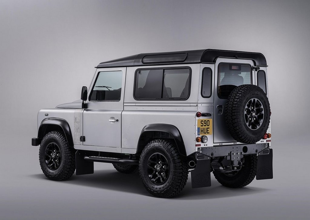 Nowy Land Rover Defender otrzyma elektryczną wersję