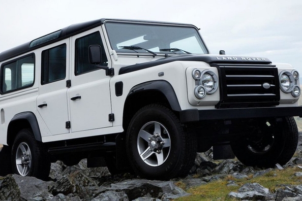 Nowy Land Rover Defender otrzyma elektryczną wersję