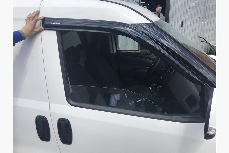 Fiat Doblo II 2010-2022 Deflektory Okienne MyRacing (2 szt) Zdjęcia 2