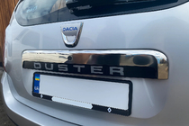 Renault Duster 2008–2017 Górna listwa nierdzewna nad tablicą rejestracyjną zdjęcia 1