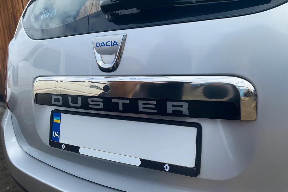Renault Duster 2008–2017 Górna listwa nierdzewna nad tablicą rejestracyjną Image