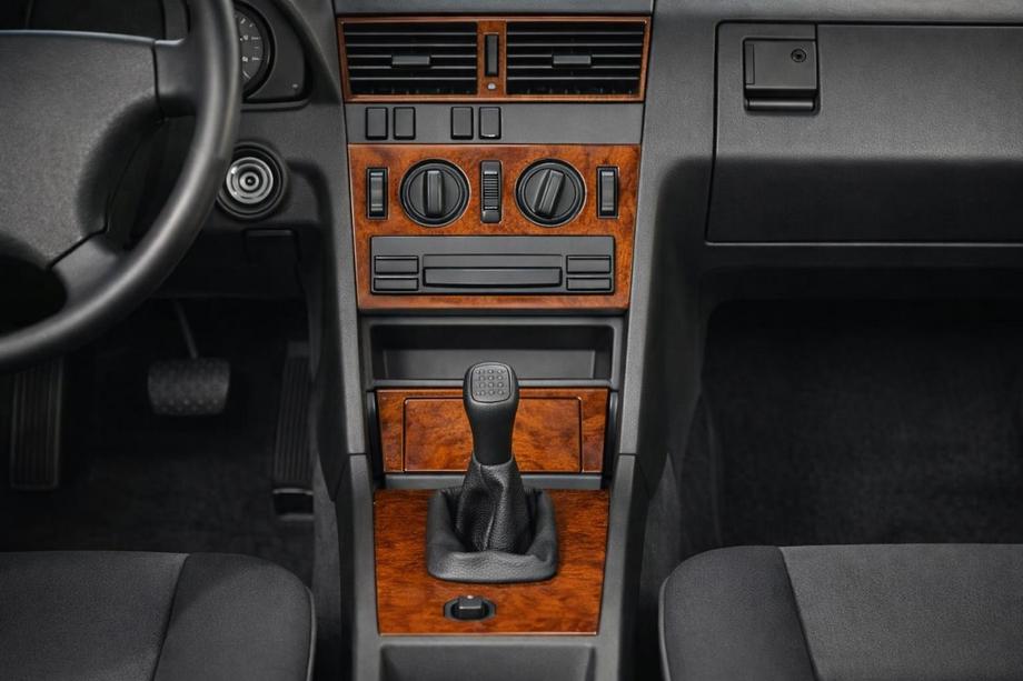 Mercedes C-class W202 1993-2001 Nakładki na deskę rozdzielczą (1993-1995) Image
