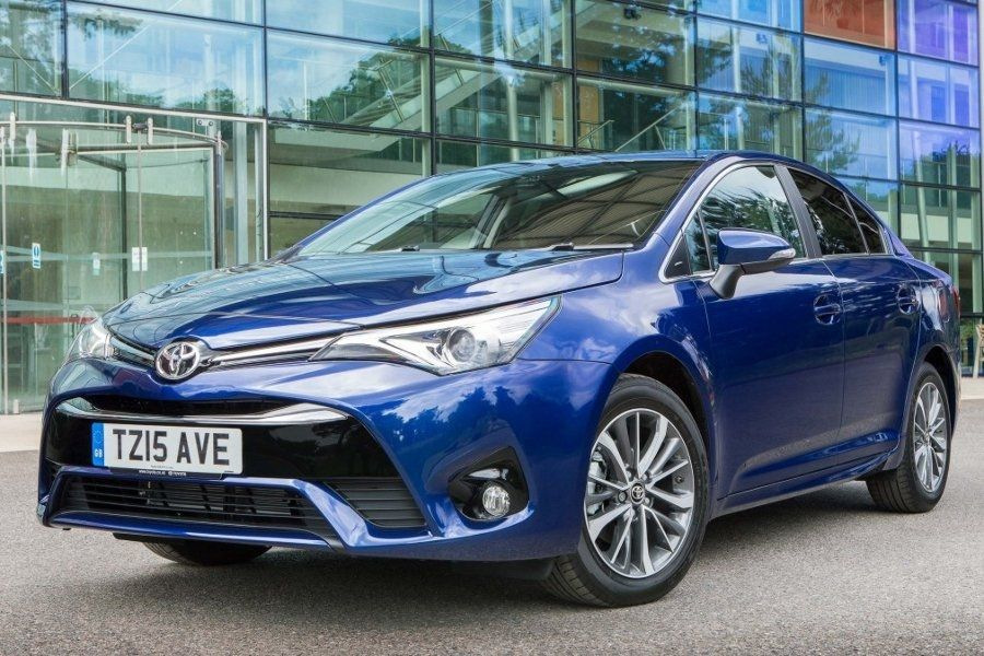 Przegląd zaktualizowanego sedan Toyota Avensis