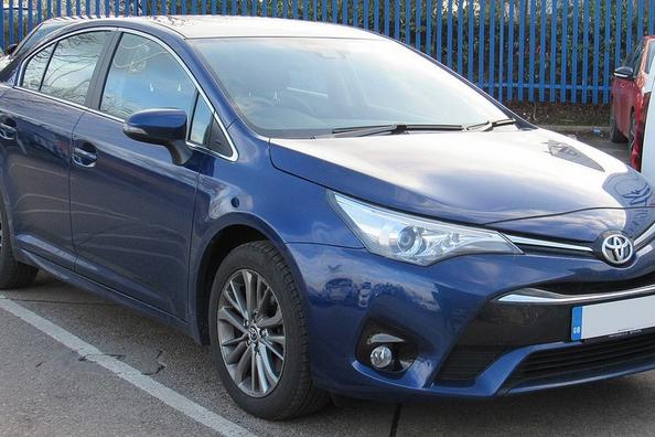 Przegląd zaktualizowanego sedan Toyota Avensis