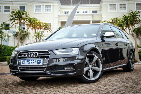 Przegląd naładowana sedana Audi S4