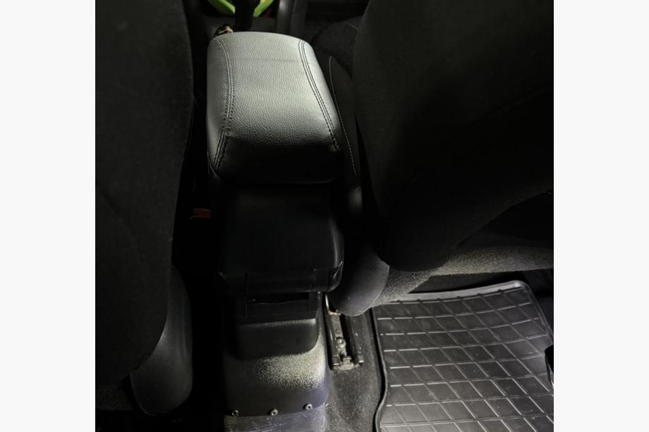 Citroen C-3 2009–2016 Podlokietnik (z plastikowym adapterem na uchwyt na kubek) Zdjęcia 3