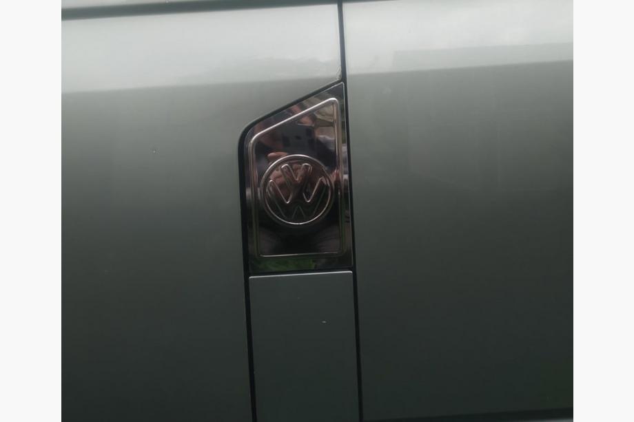 Volkswagen T5 Multivan 2003–2010 Nakładka na Korek Wlewu Paliwa z Logo (Carmos) Image