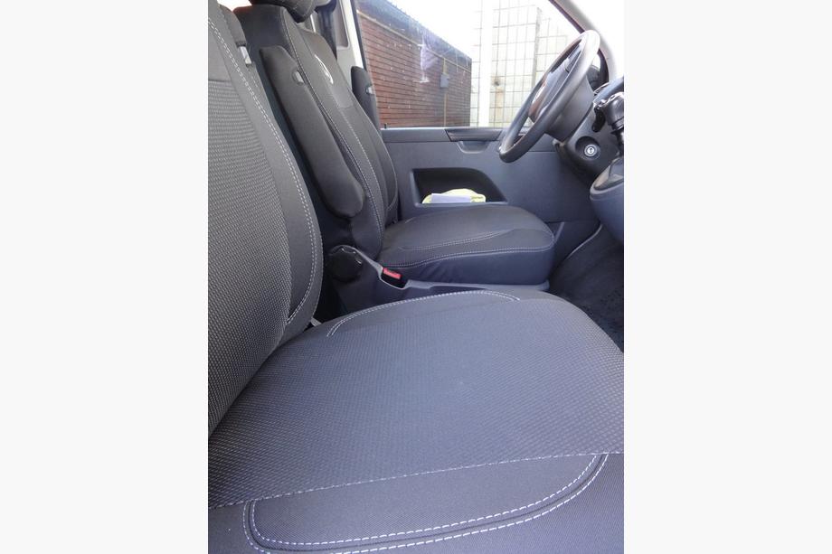 Volkswagen T5 2010-2015 Pokrowce Samochodowe (Skóra Syntetyczna↗Tkanina, Premium) Przednie fotele (2↗1) Zdjęcia 10