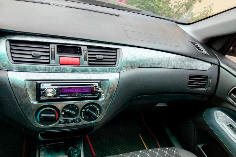 Mitsubishi Lancer 9 2004-2008 Nakładka na deskę rozdzielczą V1 (Meric) Image